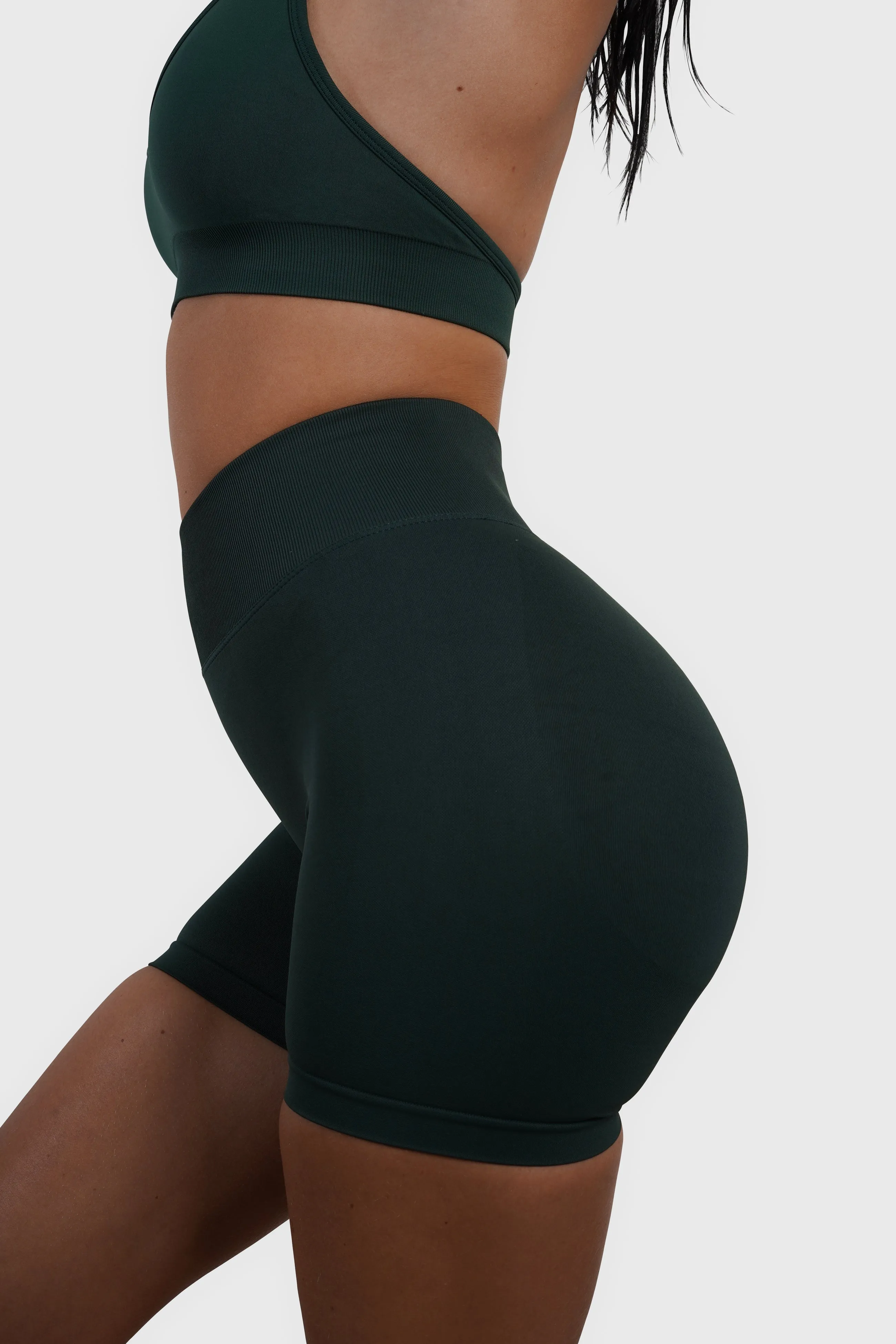 CORE SCRUNCH SHORTS - FOREST GREEN