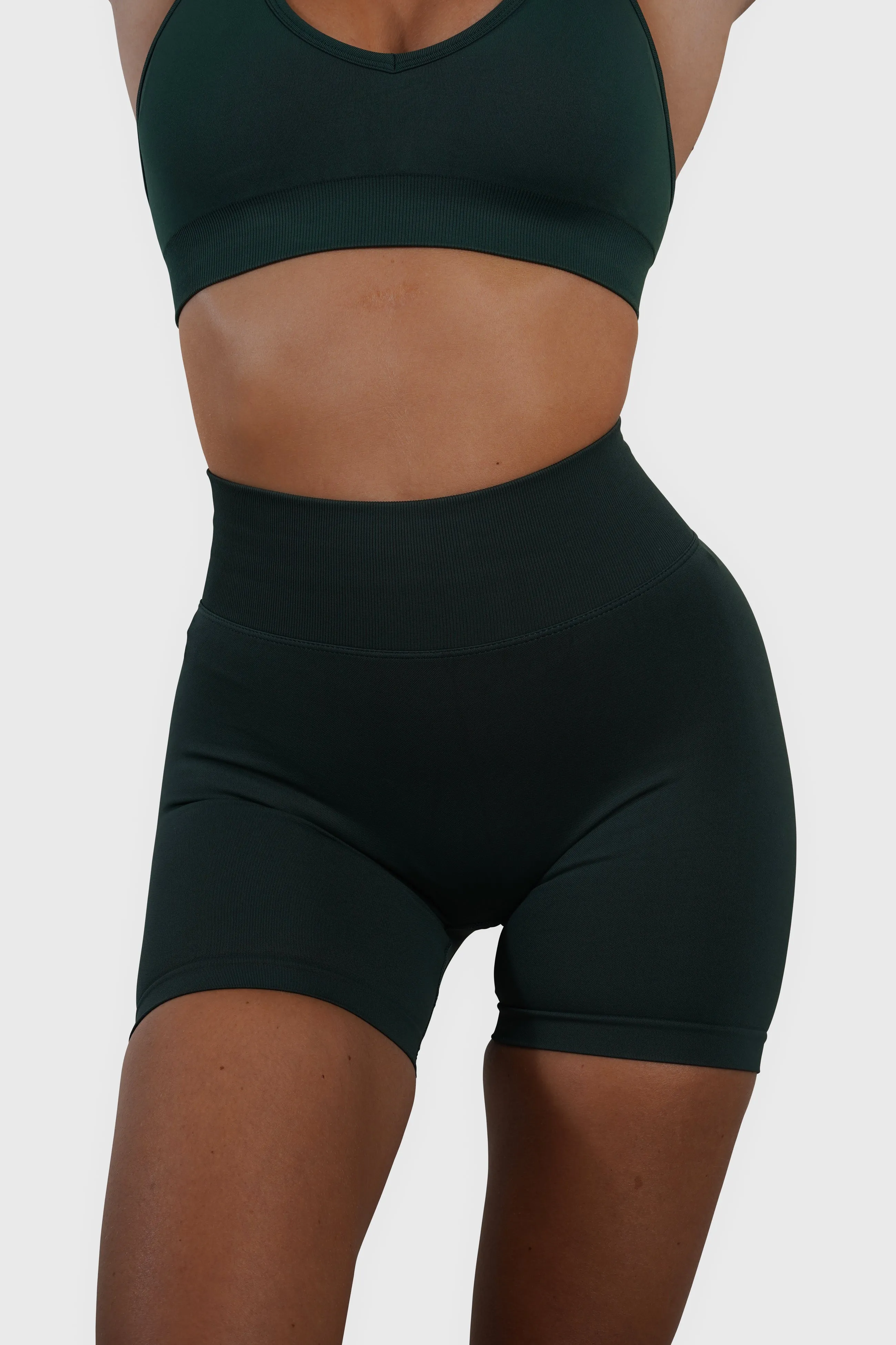 CORE SCRUNCH SHORTS - FOREST GREEN