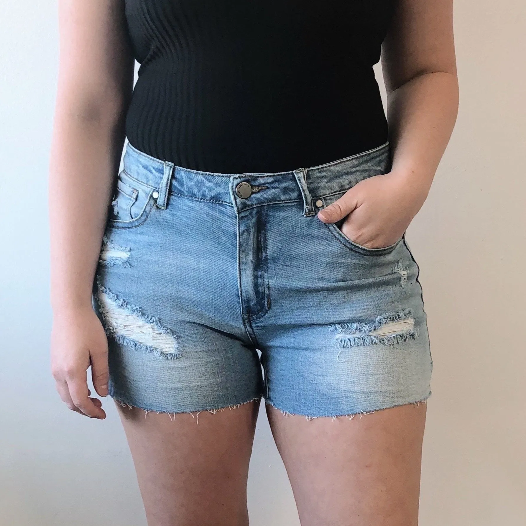 Naomi Mid-Rise Shorts SMALL